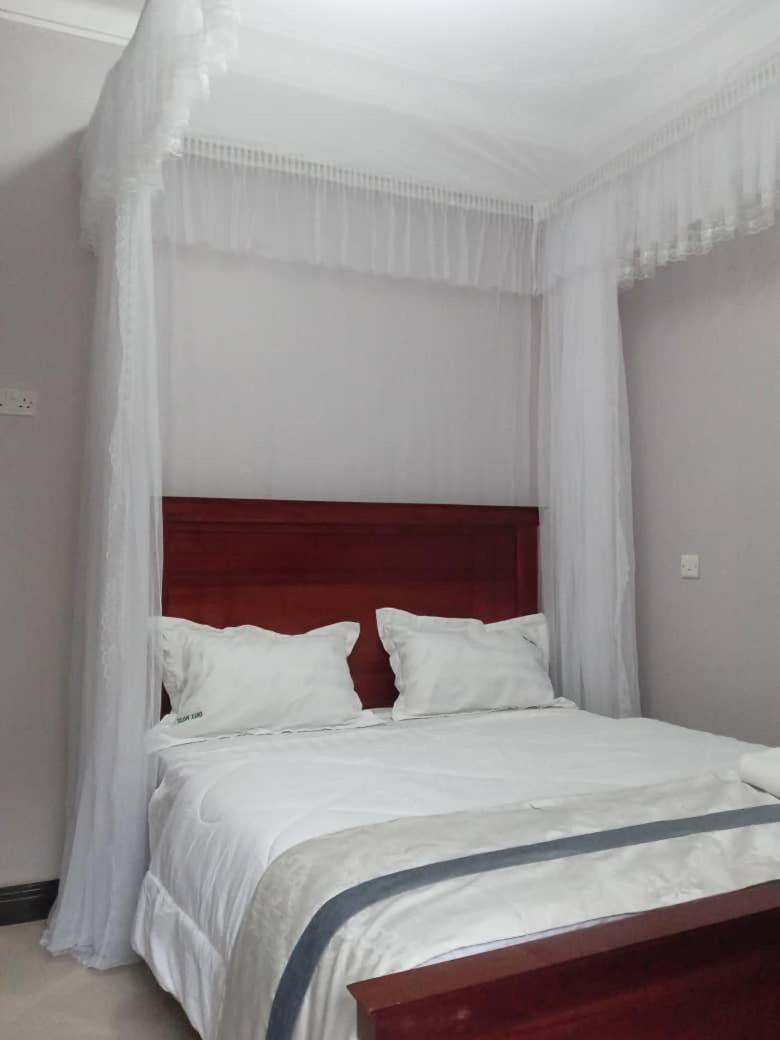 Onyx Motel And Suites Mbarara Ngoại thất bức ảnh